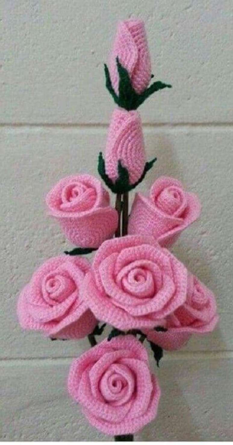 14. Modelo de arranjo com botão e rosas de crochê – Foto: Yandex