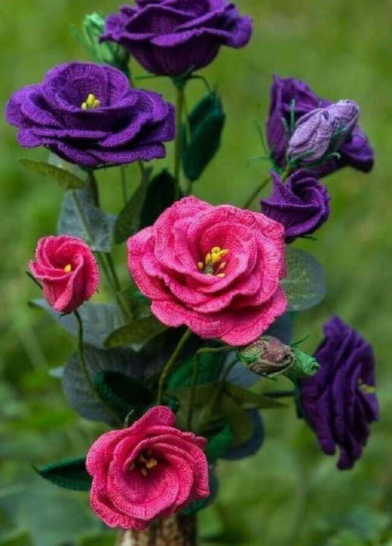 15. Lindo arranjo de rosas de crochê roxas e rosa – Foto: Pinterest