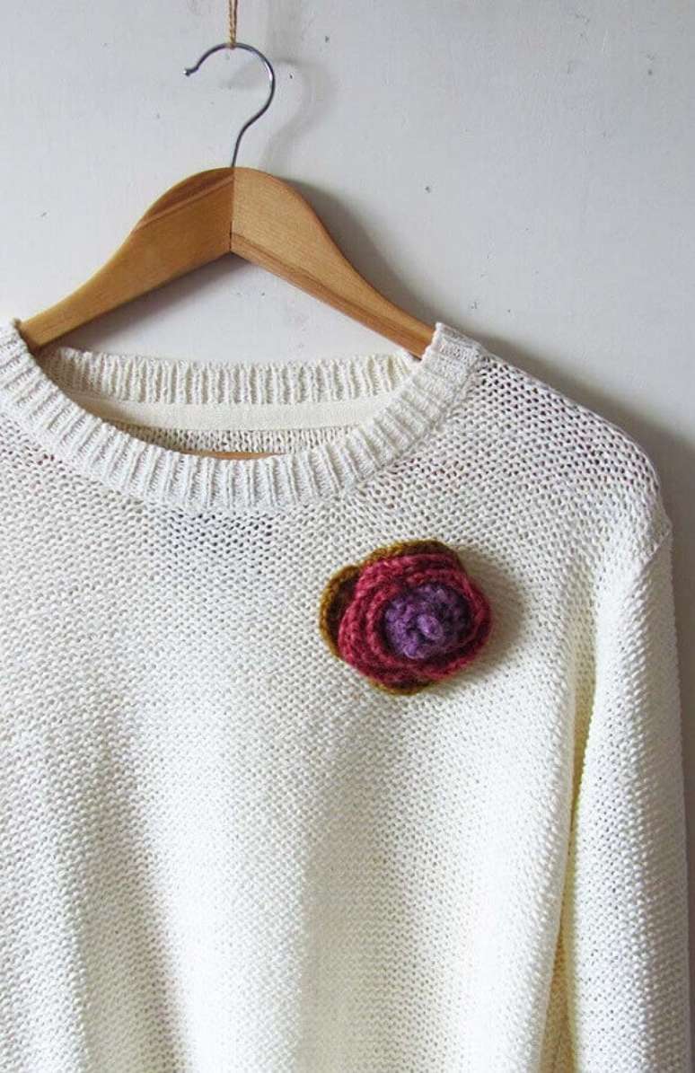 18. Personalize sua blusa com rosa de crochê para aplicação – Foto: Pinterest