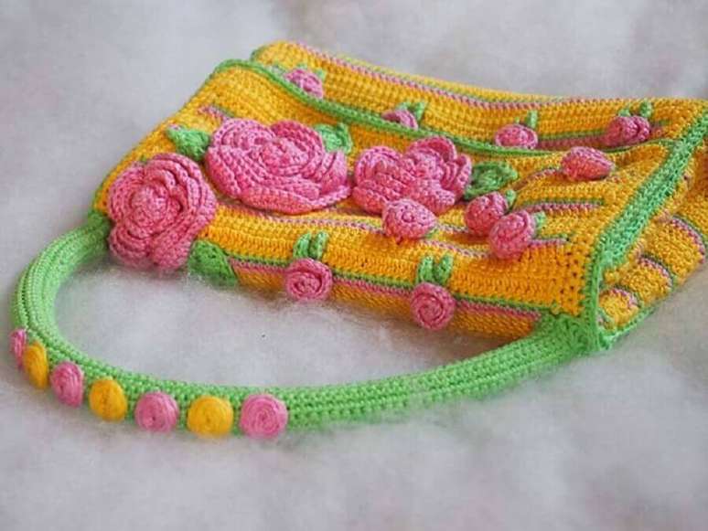 20. Modelo de bolsa com rosa de crochê simples – Foto: Etsy