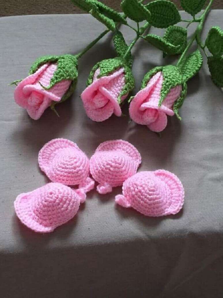 21. Delicados modelos de botões de rosas de crochê – Foto: LoveCraftsCrochet