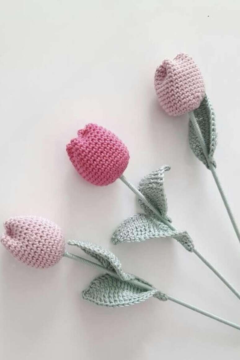 6. O botão rosa de crochê é perfeito para decorações mais delicadas – Foto: Webcomunica