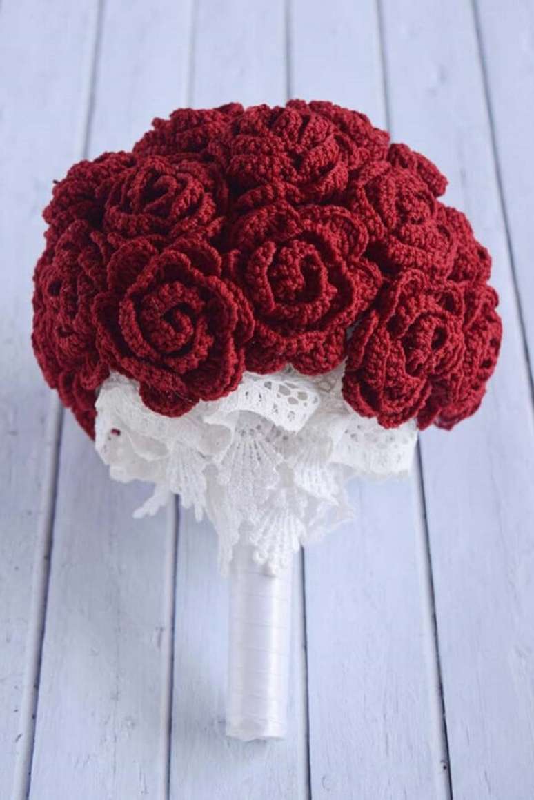 22. Buquê de noiva feito com rosas de crochê vermelhas – Foto: Tricot et Couture