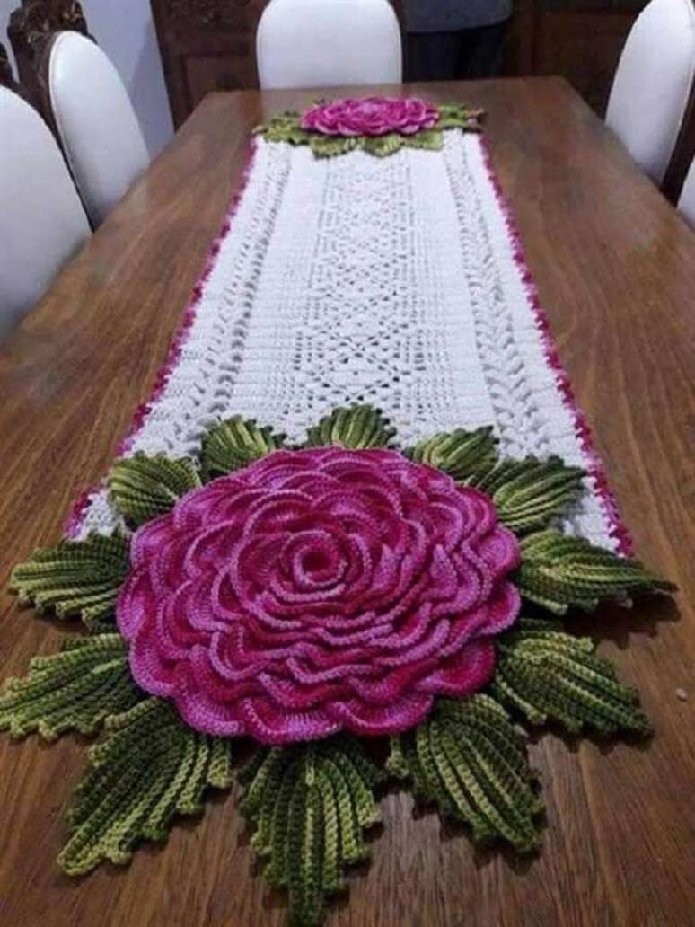 23. Caminho de mesa com rosa de crochê grande – Foto: Artesanatop