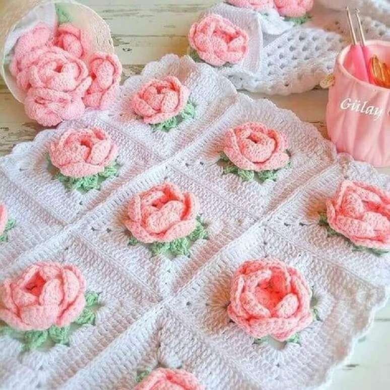 24. Capa de almofada branca com rosas de crochê cor de rosa – Foto: Blog Naver