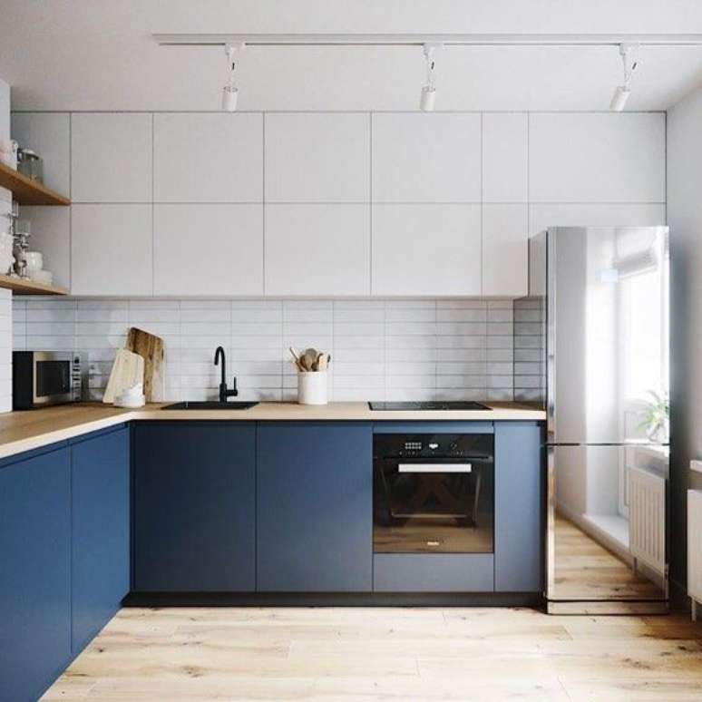4. Cozinha com armários na cor do ano e branco – Via: Pinterest