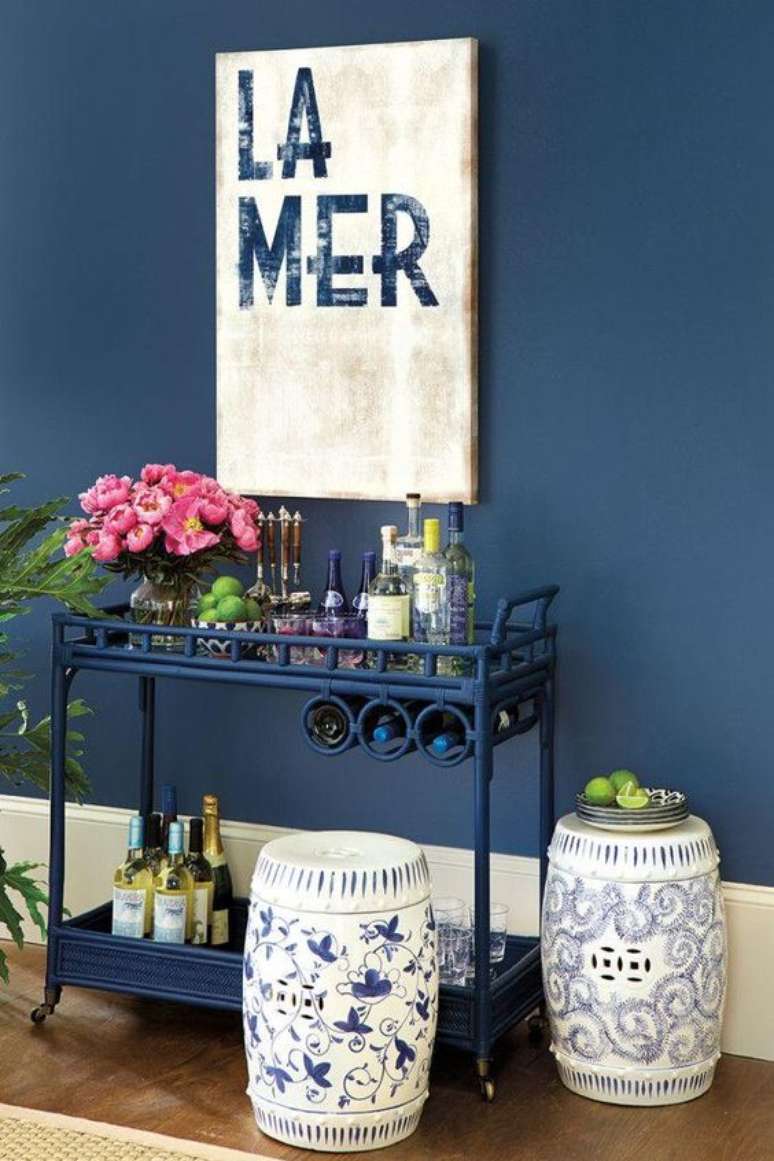 49. Parede em classic blue, a cor do ano – Foto: Decor Fácil