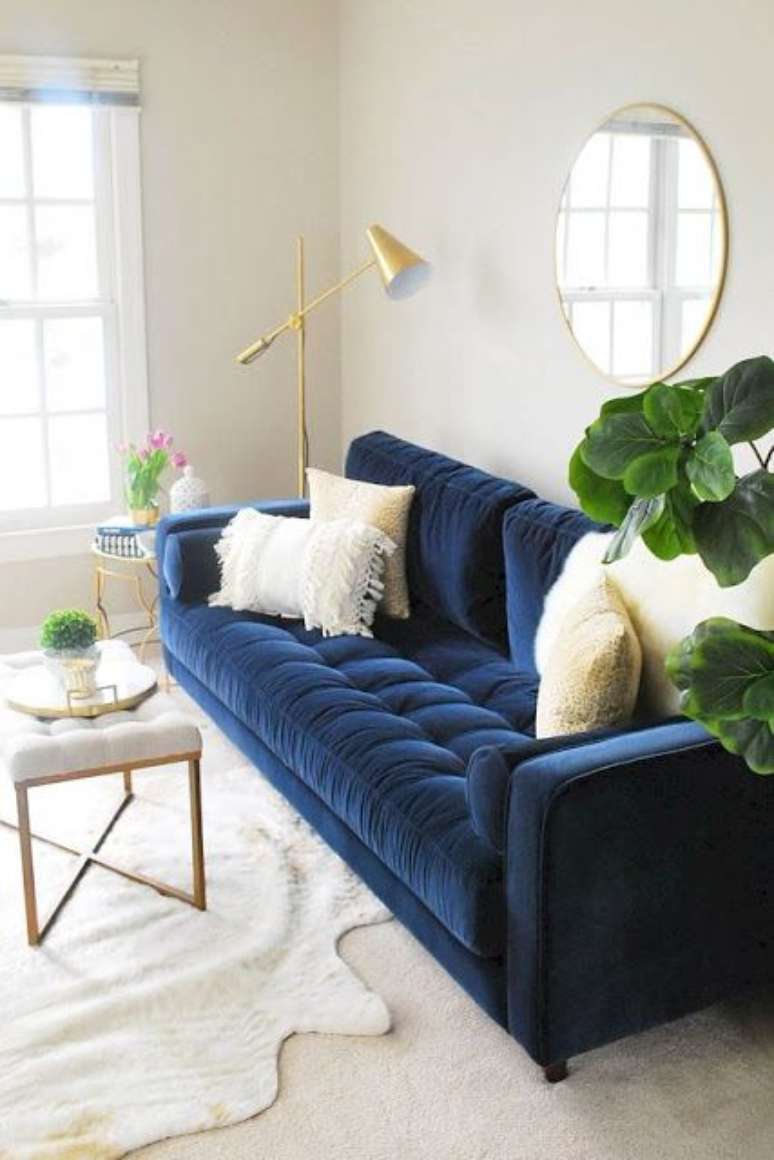 64. Sofá em classic blue – Foto: Jeito de Casa