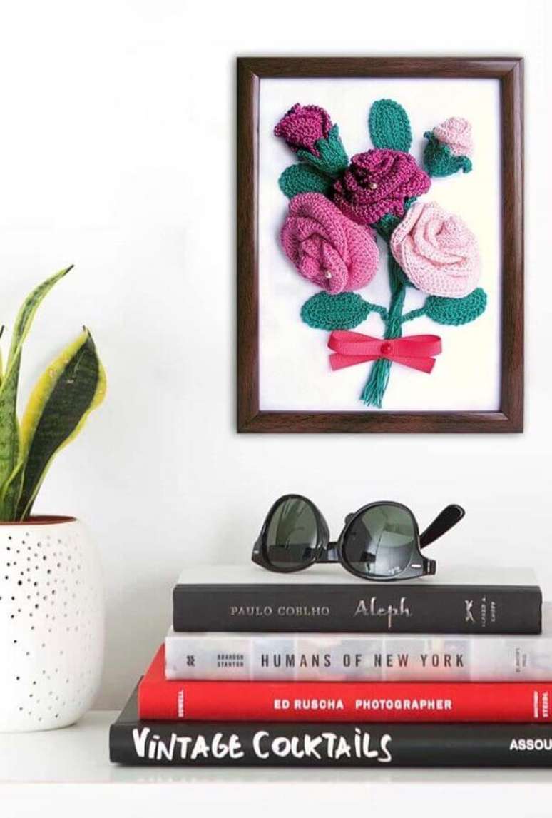 25. Decoração com rosas de crochê em quadro na parede – Foto: Pinterest