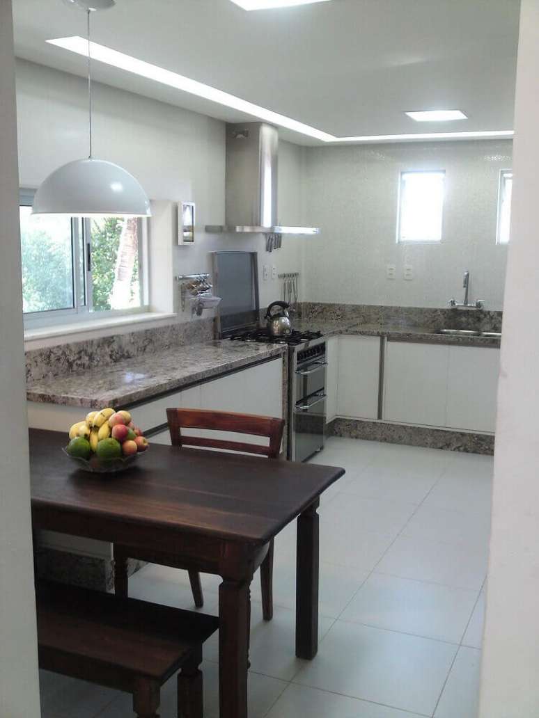 47. Decora&ccedil;&atilde;o simples com lumin&aacute;ria para cozinha