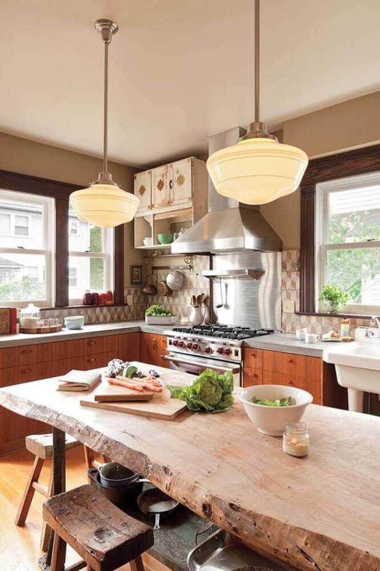 55. Decora&ccedil;&atilde;o com lumin&aacute;ria para cozinha