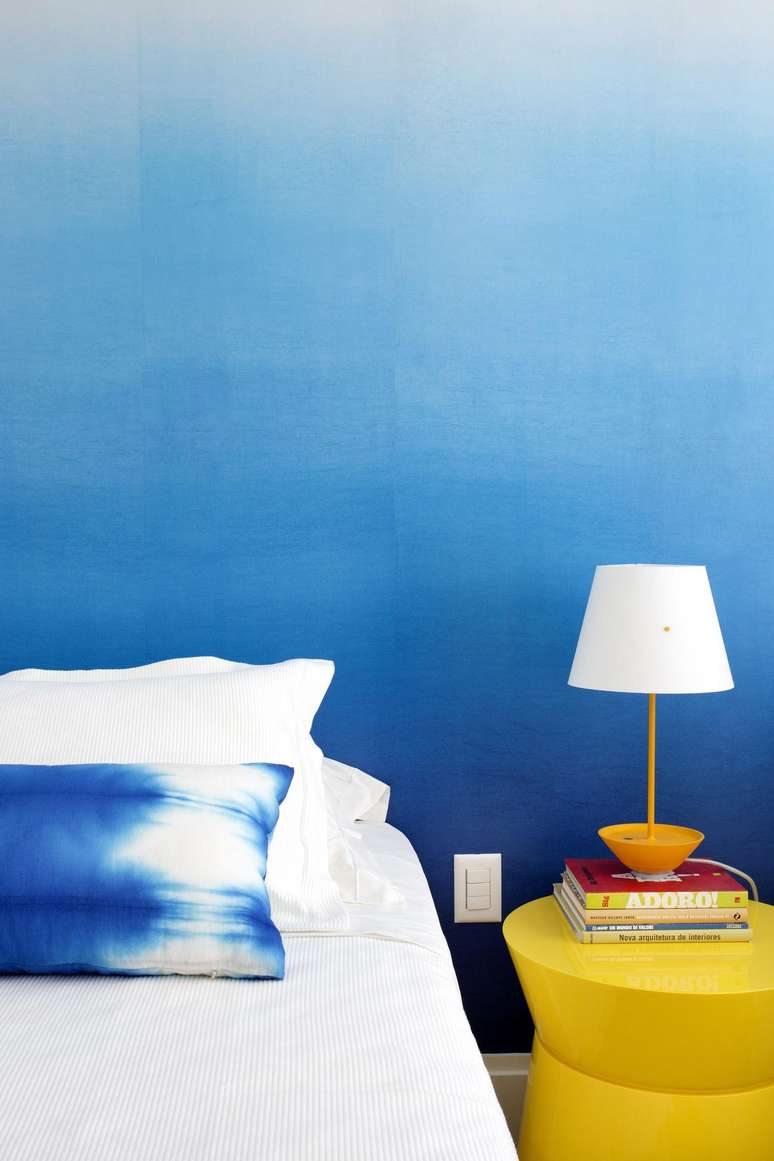 19. Decoração de quarto com parede azul na cor do ano e criado mudo amarelo – Via: Yama Gata