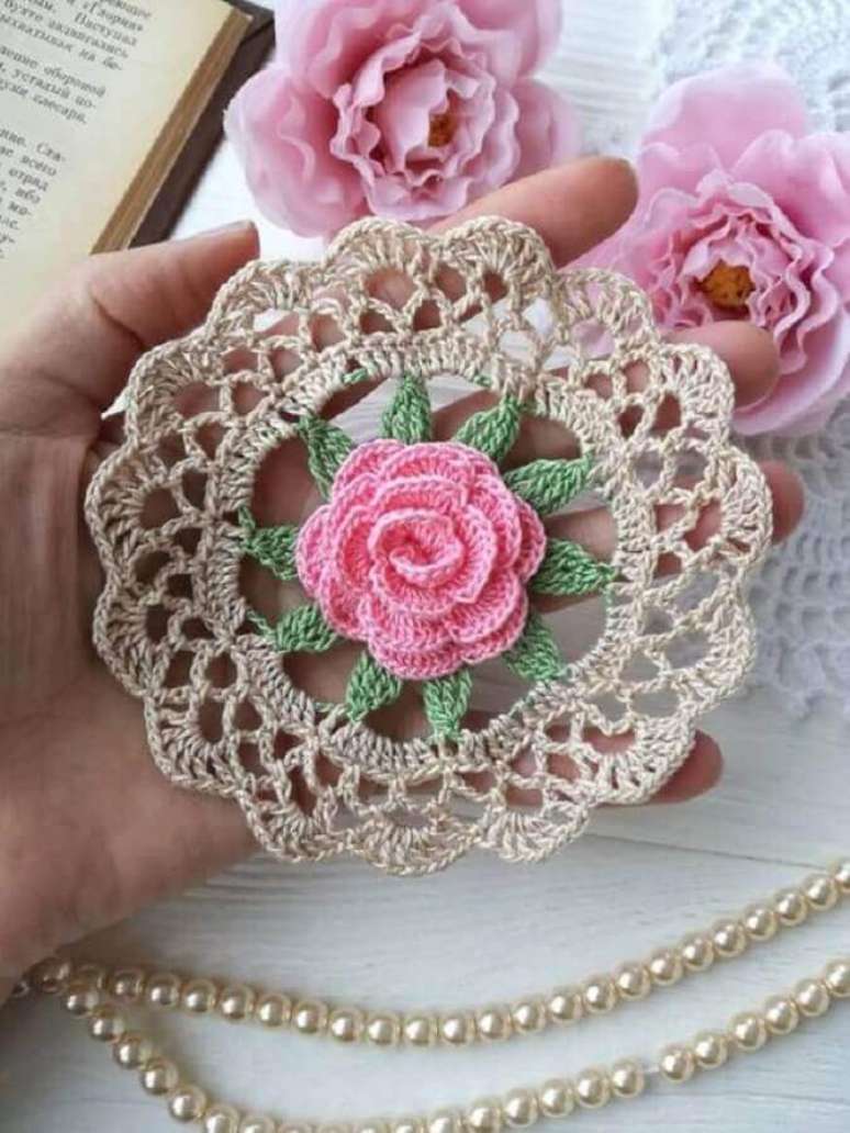 1. Utilize as rosas de crochê para valorizar o seu artesanato – Foto: VitasjaCrochet