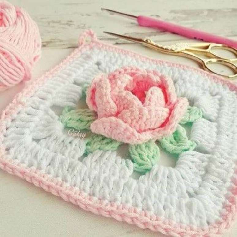 4. Para uma decoração mais clean invista na rosa de crochê simples – Foto: Blog Naver