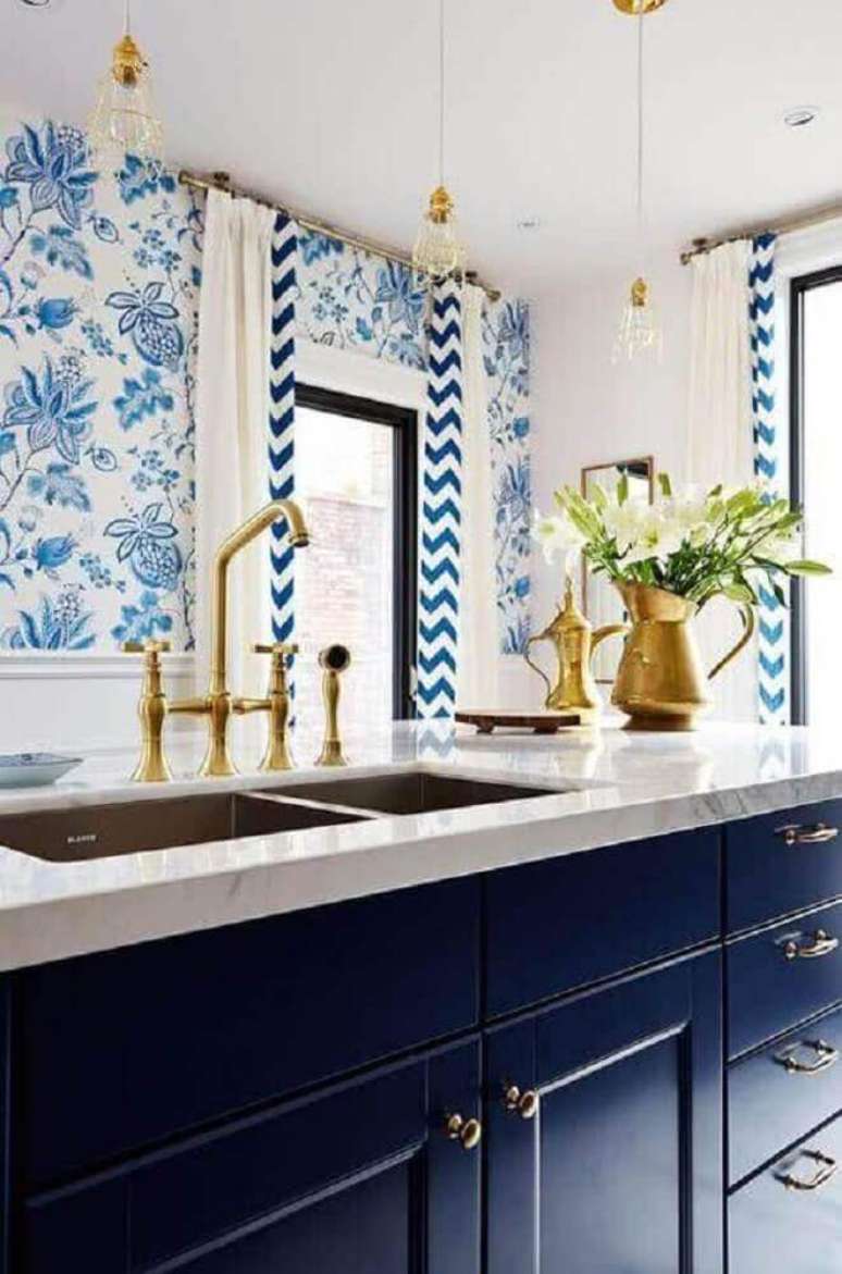 40. A cozinha em tons de azul e dourado recebeu lumin&aacute;ria para cozinha com arma&ccedil;&atilde;o e cabos