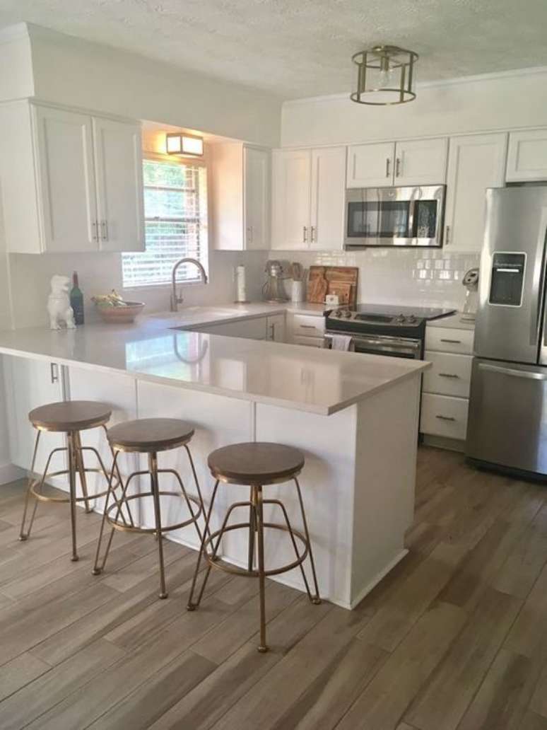 64. A lumin&aacute;ria para cozinha pode chamar a aten&ccedil;&atilde;o mesmo com um formato simples. Foto: Casa e Festa