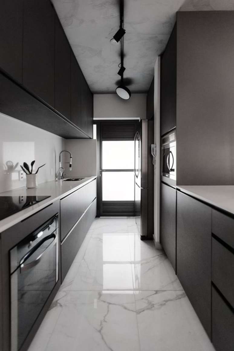 58. Voc&ecirc; pode usar um trilho para inserir a lumin&aacute;ria para cozinha. Foto: Casa de Valentina