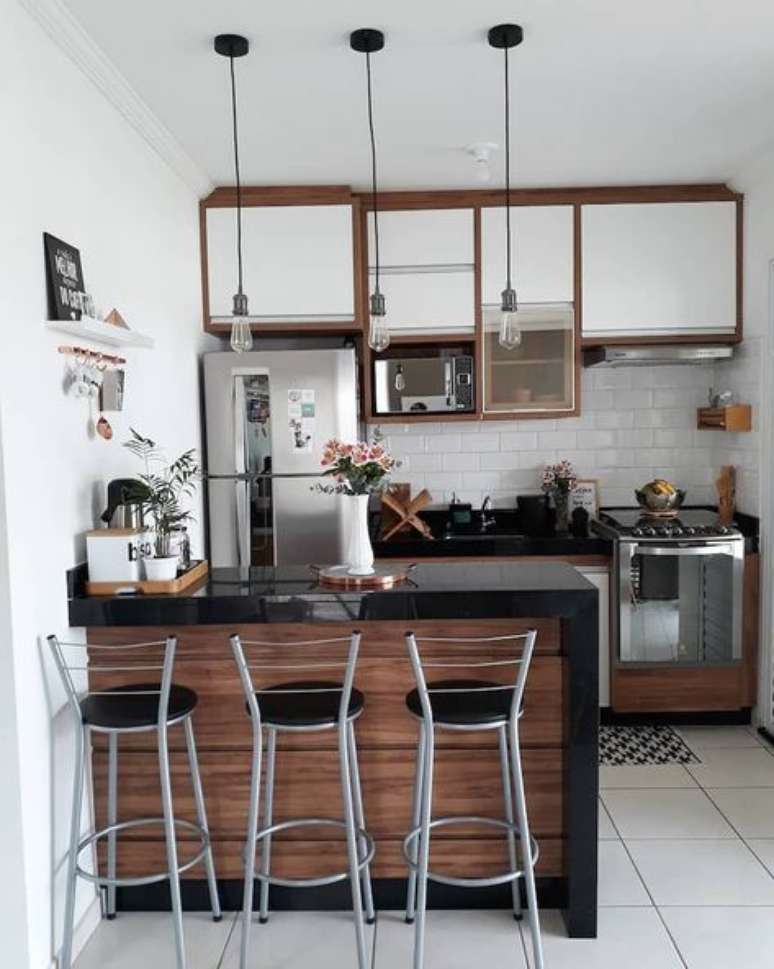 59. A lumin&aacute;ria para cozinha pode ser super simples. Foto: Dicas de Mulher