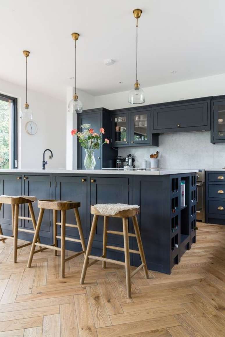 57. Esta lumin&aacute;ria para cozinha usa o vidro em sua estrutura. Foto: Rangel Design