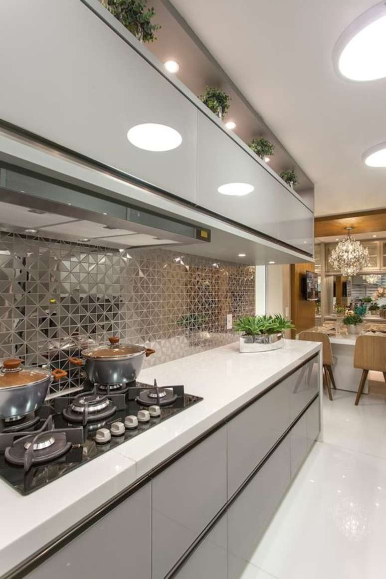 56. A lumin&aacute;ria para cozinha &eacute; sempre interessante quando embutida. Foto: Homify