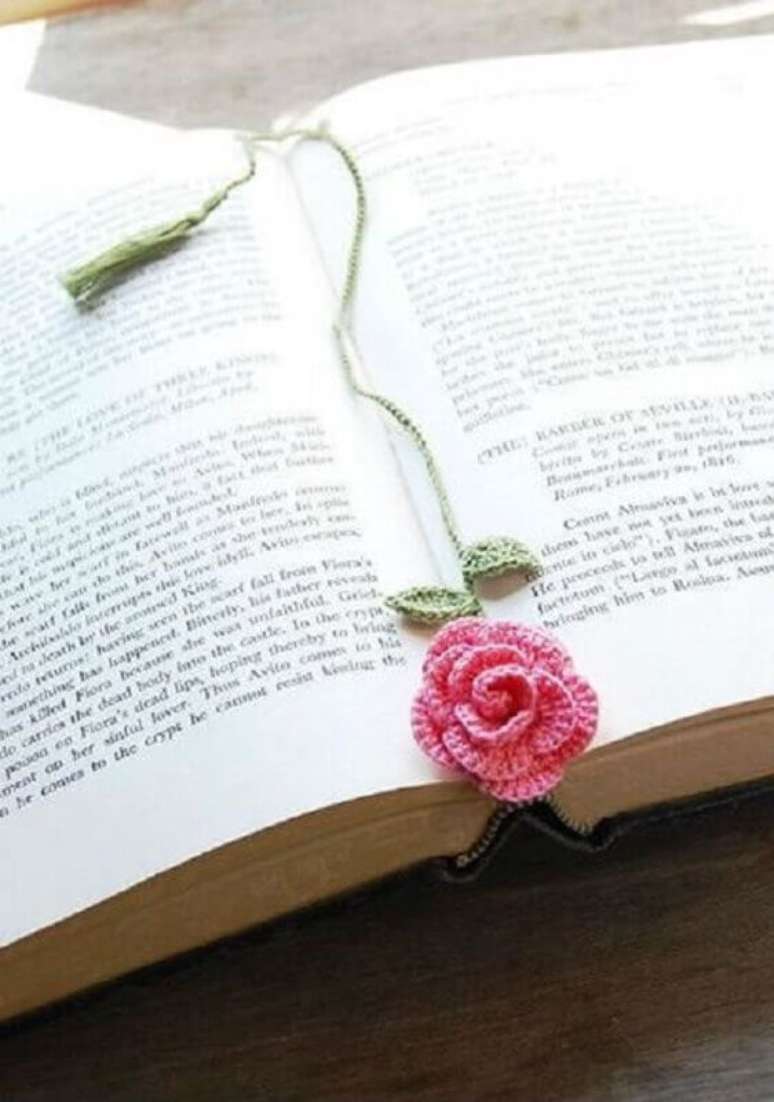 31. Marcador de p&aacute;ginas feito com rosa de croch&ecirc; simples &ndash; Foto: Etsy