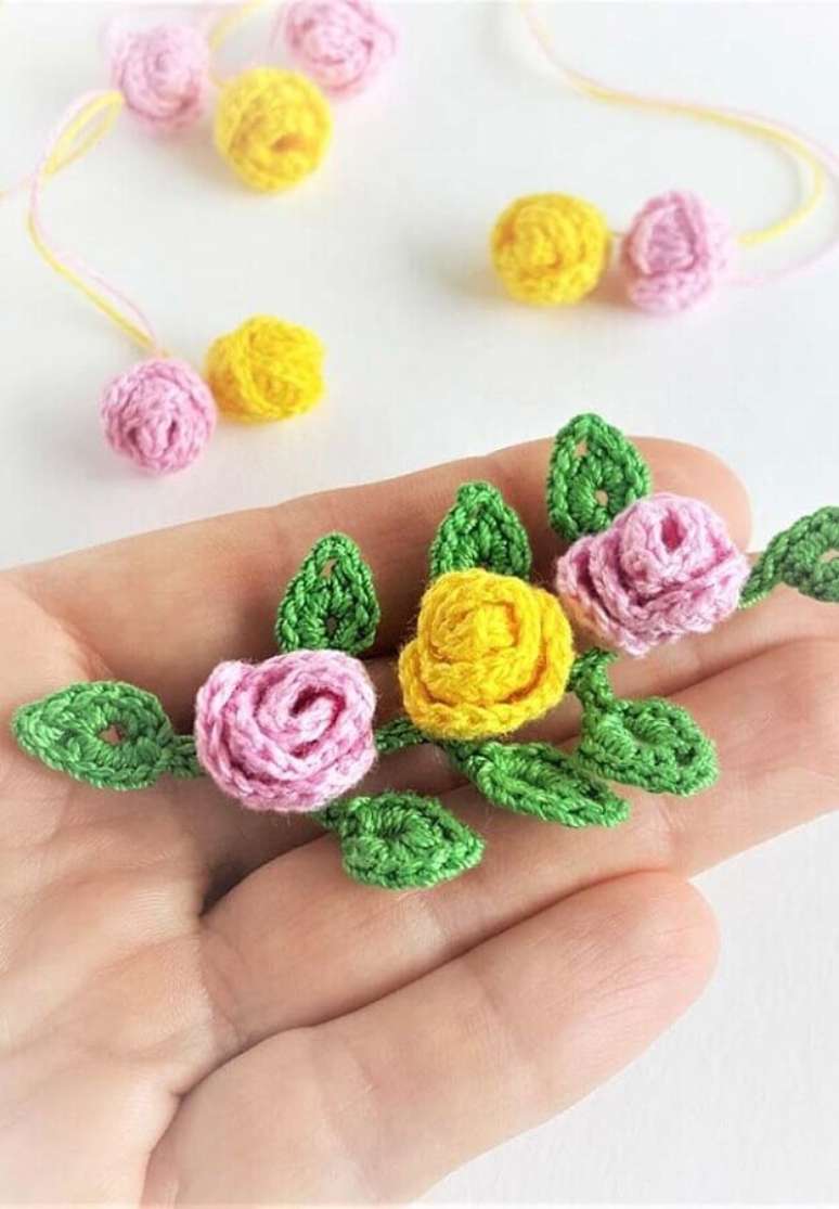33. Mini rosas de crochê para aplicação – Foto: Webcomunica