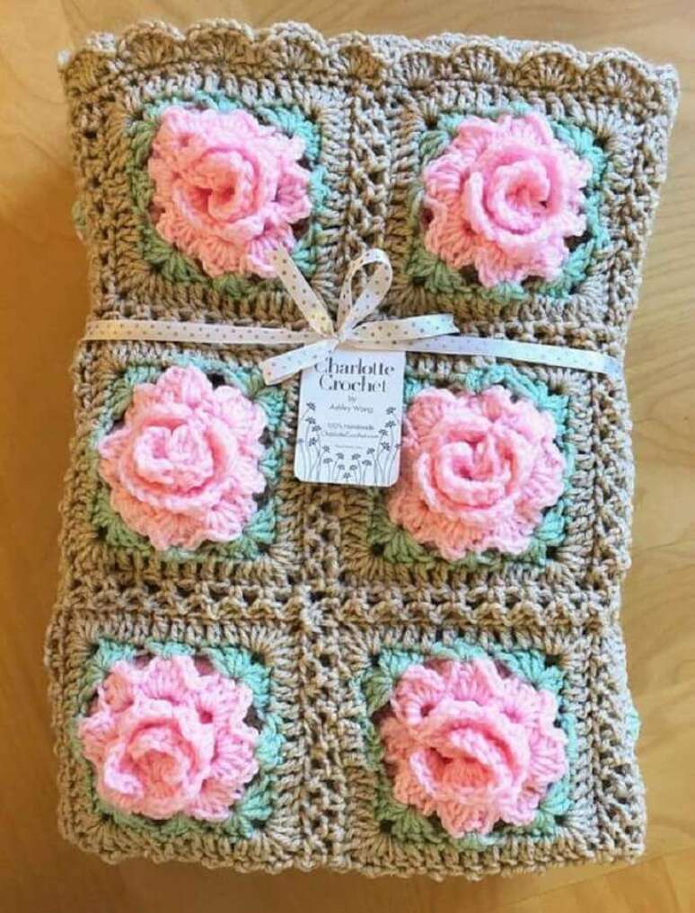 34. Delicado presente com rosas de crochê para aplicação – Foto: Etsy