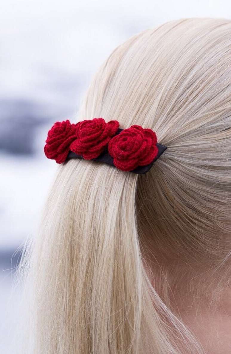 8. As rosas de crochê também podem ser usadas para personalizar roupas e acessórios – Foto: Artesanato Passo a Passo