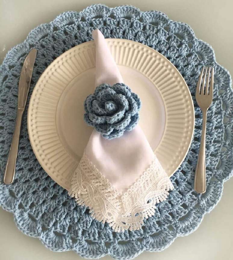 35. Rosa de croch&ecirc; azul para porta guardanapo &ndash; Foto: Andrea e Marina Castelo Branco
