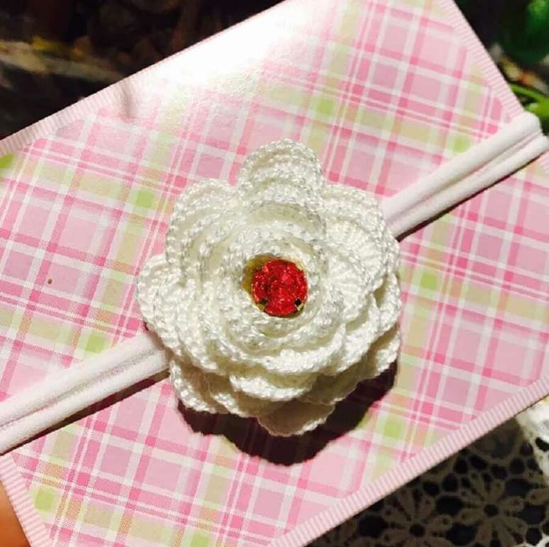 36. Utilize uma rosa de crochê simples para selar uma carta – Foto: Mirelle Cristina Silva de Lima
