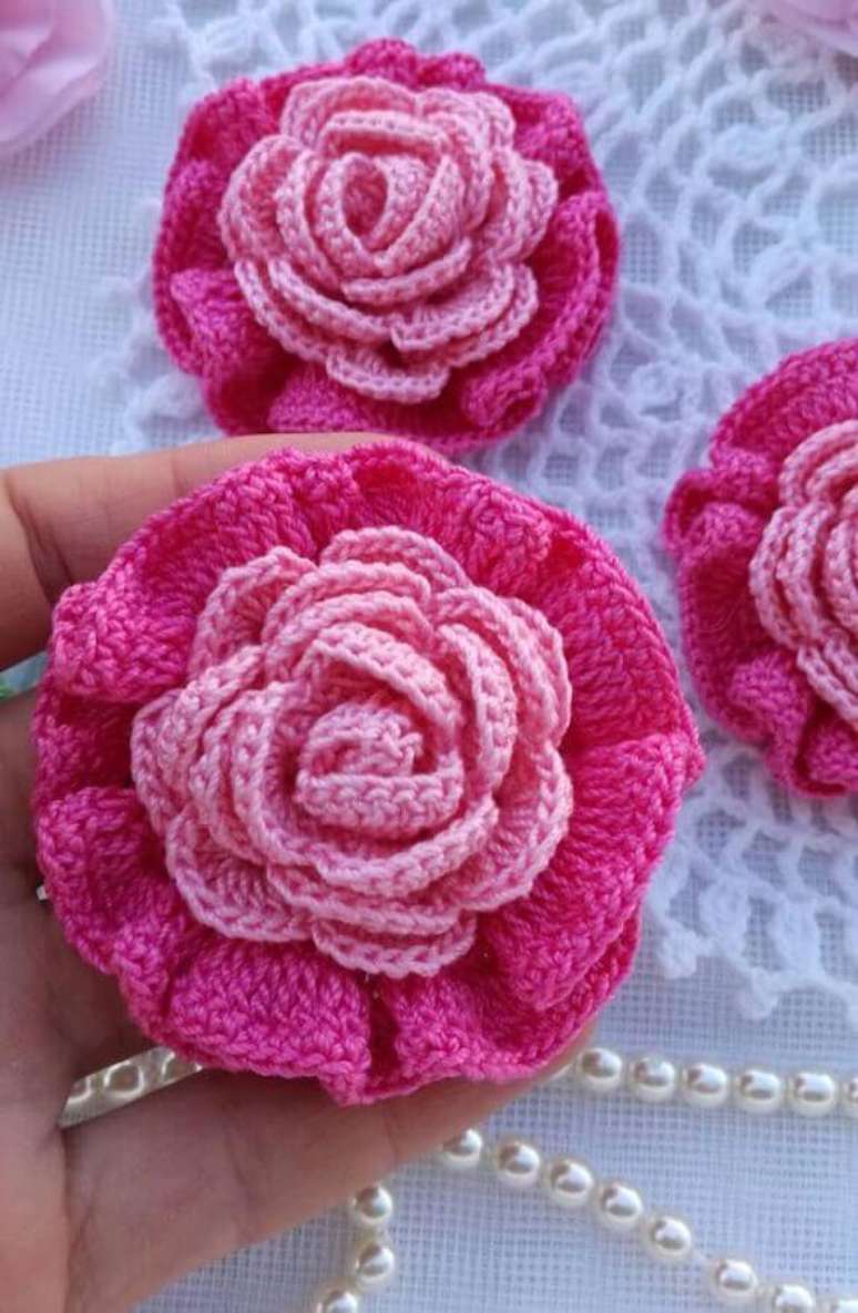 2. A rosa de crochê para aplicação pode ser usada para decorar vários tipos de artesanatos – Foto: Tricot et Couture