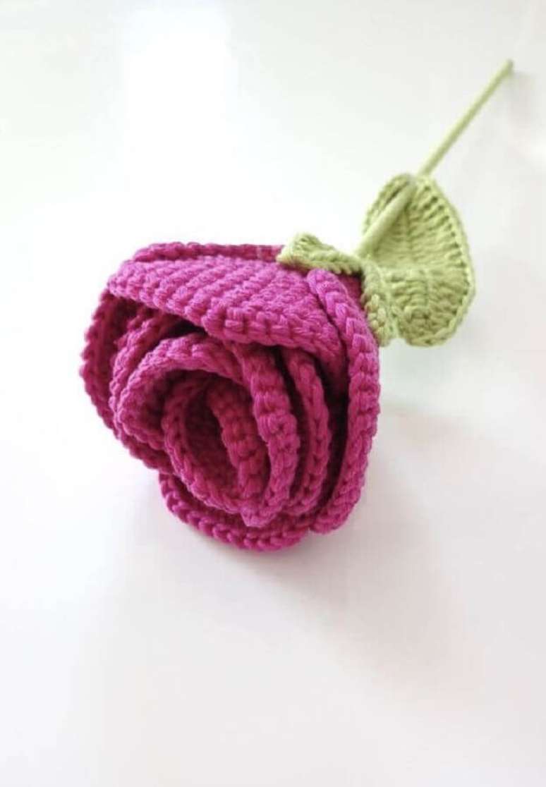 42. Modelo de rosa de crochê simples para vasinho solitário – Foto: Pinterest