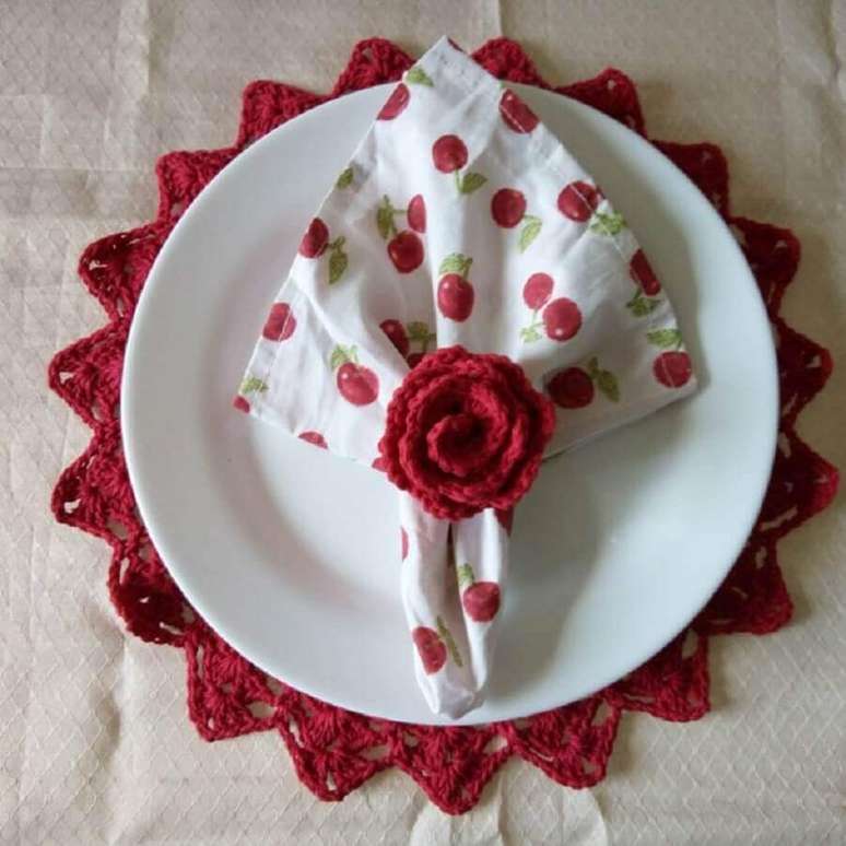 43. Rosa de crochê vermelha para porta guardanapo – Foto: Me Decora