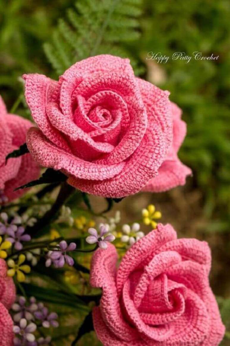 44. As rosas de crochê também podem ser usadas para enfeitar um arranjo com flores de verdade – Foto: Happy Patty Crochet