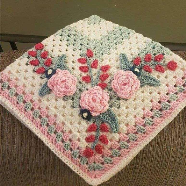 47. Rosas de croch&ecirc; para almofada &ndash; Foto: Nella&rsquo;s Cottage