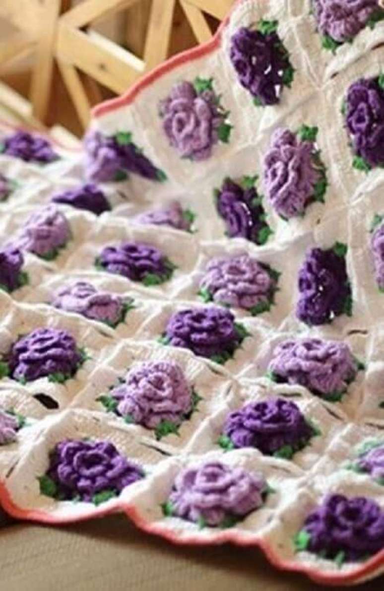 50. Capa de almofada com rosas de crochê roxas – Foto: Crafty Guild