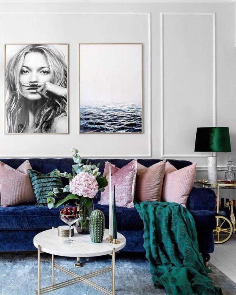 34. Sala de estar rosa e classic blue com quadros branco e preto – Via: Pinterest