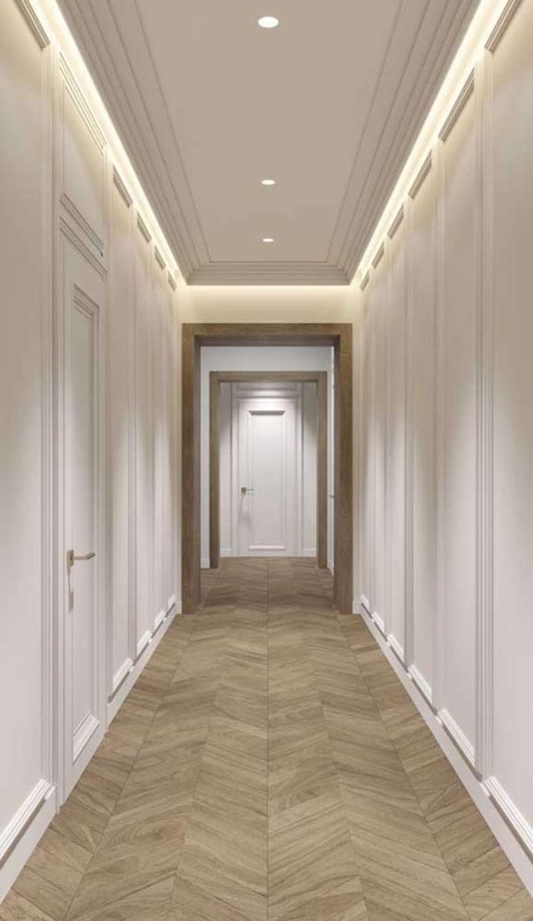 54. Neste corredor, a sanca de isopor é usada até mesmo nas paredes. Foto: Decor Fácil