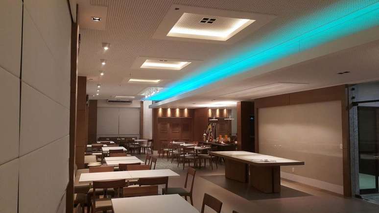 48. Sanca de isopor com ilumina&ccedil;&atilde;o diferenciada &eacute; o que h&aacute; de mais moderno. Projeto de L&uacute;cio Nocito