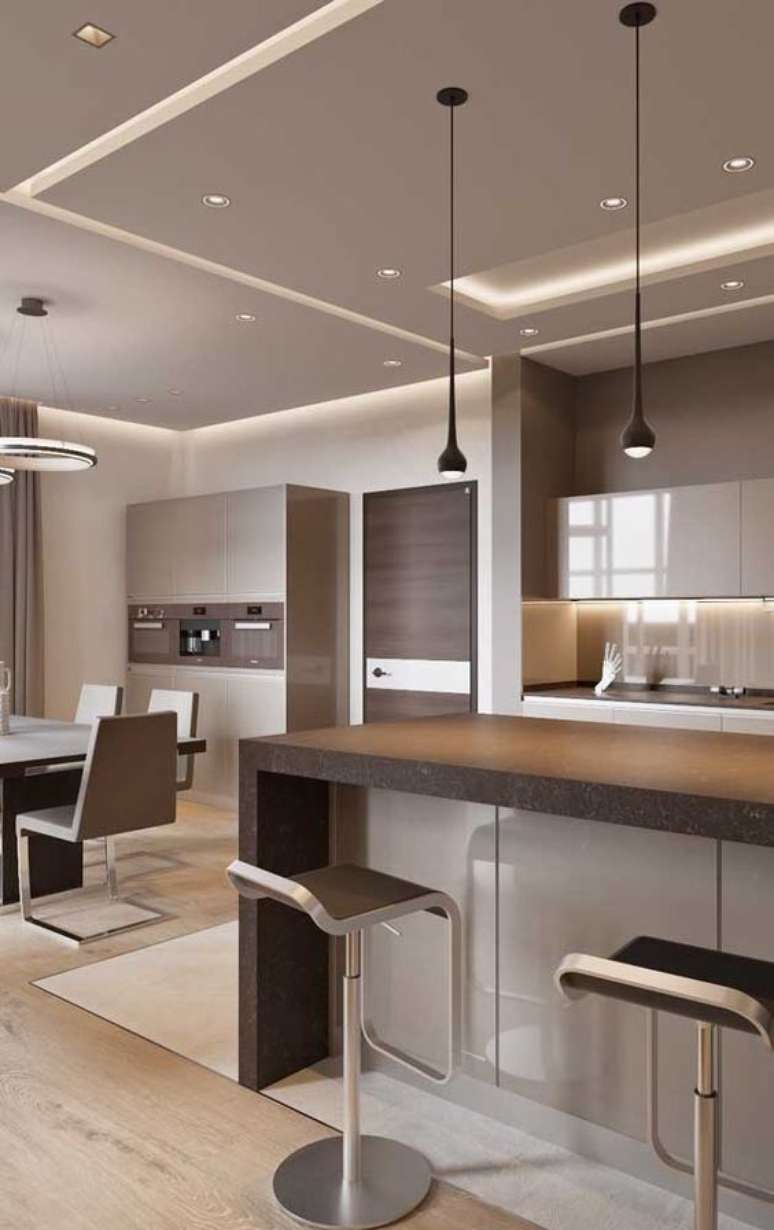 59. Esta cozinha moderna ficou ainda melhor com a sanca de isopor. Foto: Decor F&aacute;cil