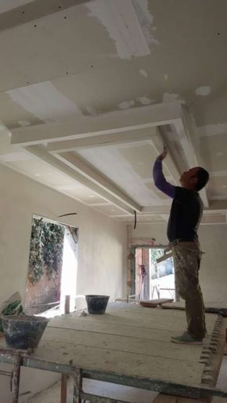 20. A instala&ccedil;&atilde;o da sanca de isopor &eacute; feita da melhor forma quando um profissional est&aacute; envolvido. Foto: Gyp Center