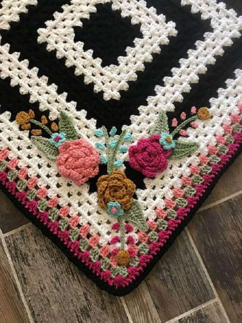 51. Tapete com pequenas rosas de crochê para aplicação – Foto: Nella’s Cottage