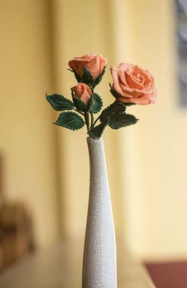 52. Vasinho solitário decorado com rosas de crochê salmão – Foto: Pinosy