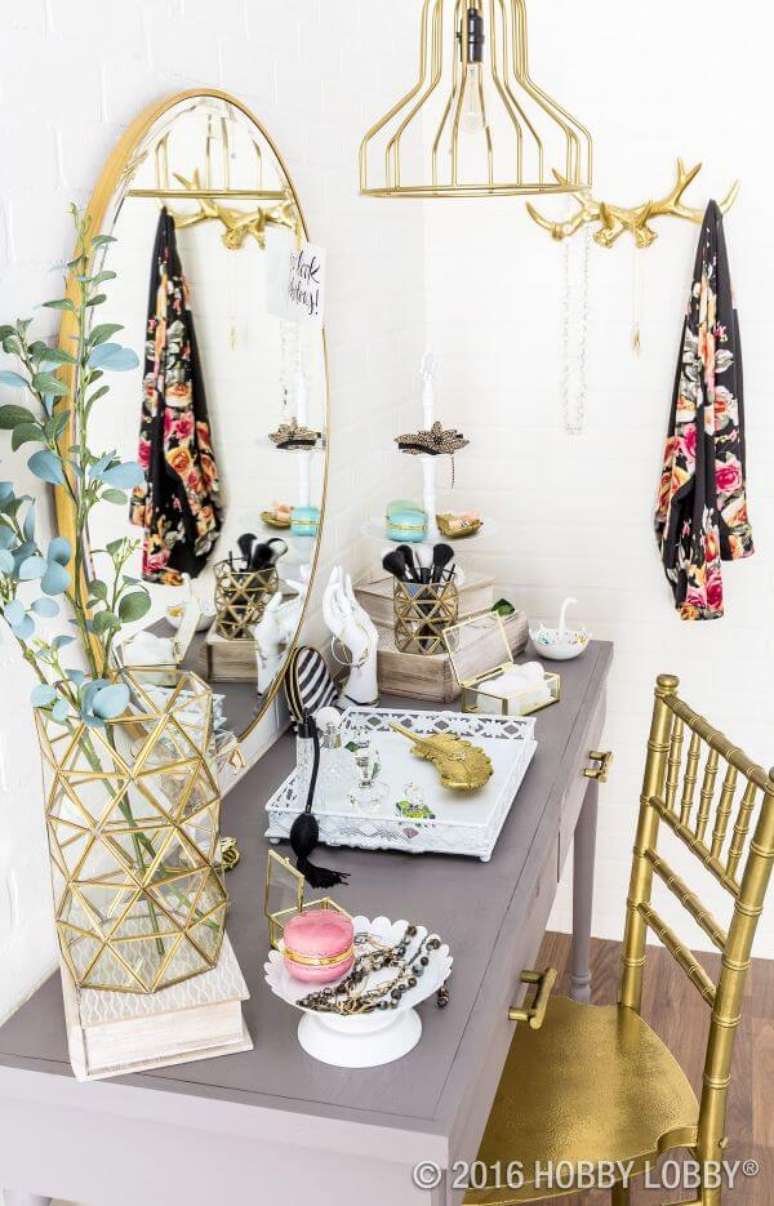 20. Penteadeira com espelho dourado, combinando com a cadeira e lustre da decora&ccedil;&atilde;o &ndash; Via:&nbsp;Hobby Lobby