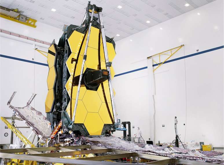 O espelho do JWST mede 6,5 metros e precisará ser dobrado em 18 segmentos hexagonais para caber dentro do foguete de lançamento