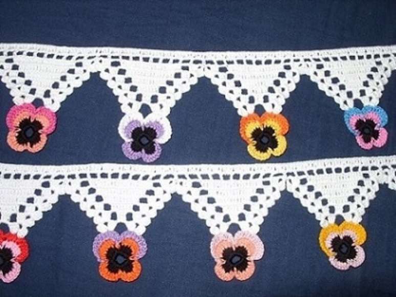 52. Bico de crochê branco com ponta de flores coloridas. Foto de Decoração da Casa