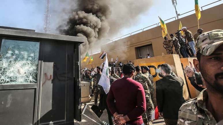 Manifestantes atacaram a embaixada dos EUA em Bagdá após ataques dos EUA a uma milícia iraquiana.