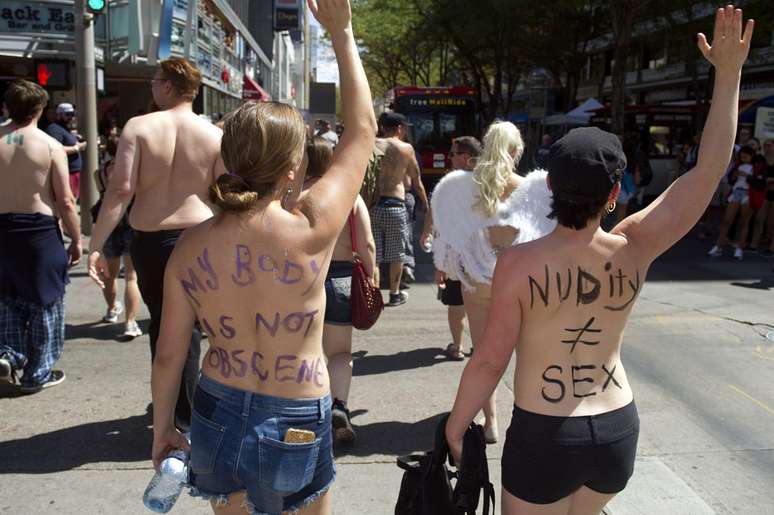 Topless em protesto em 2017: 'meu corpo não é obsceno' e 'nudez é diferente de sexo'.