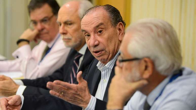 'Em troca de qu&ecirc; voc&ecirc; altera uma linha que caracteriza h&aacute; d&eacute;cadas o perfil internacional do Brasil?', questiona Nunes