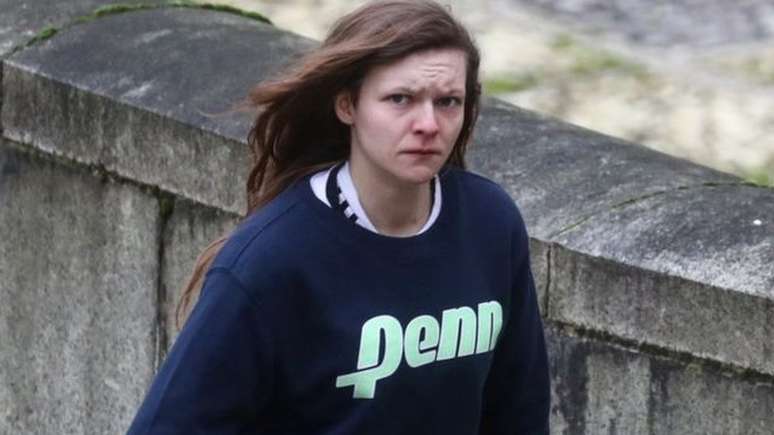 Watts ao chegar no Winchester Crown Court para receber sua senten&ccedil;a no Reino Unido
